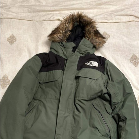 Men’s forest green North Face jacket model 600
Size:M excellent used condition - Picture 3 of 4